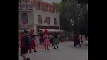 Patroa e eu comemorando o aniversário dela no hopi hari e secando a dançarina