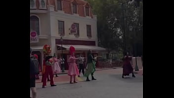 Patroa e eu comemorando o aniversário dela no hopi hari e secando a dançarina