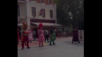 Patroa e eu comemorando o aniversário dela no hopi hari e secando a dançarina