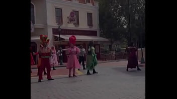 Patroa e eu comemorando o aniversário dela no hopi hari e secando a dançarina