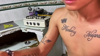 Le mamo su apretado coño