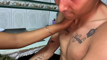 Le mamo su apretado coño