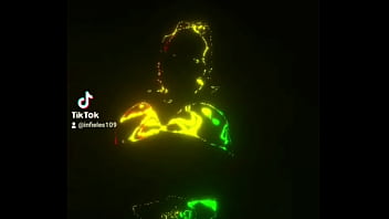 La mujer quiere seguidores para su página