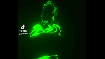 La mujer quiere seguidores para su página