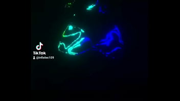 La mujer quiere seguidores para su página