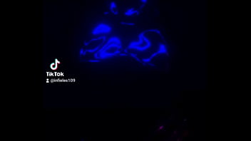 La mujer quiere seguidores para su página