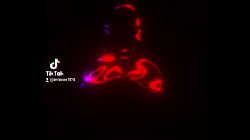 La mujer quiere seguidores para su página