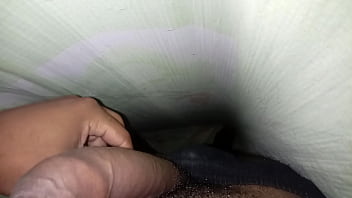 Escondido esperando vc