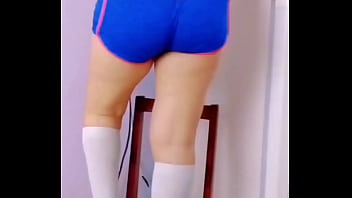 Lo que hace la calentura vi a esta morrita limpiando y no aguante las ganas de conocer su culo y oh sorpresa cuando accedió a coger que suerte tan hijueputa hermano casero real