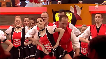 Cheerleaders kick and show upskirt on live tv