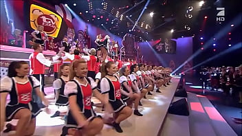 Cheerleaders kick and show upskirt on live tv