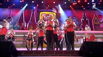 Cheerleaders kick and show upskirt on live tv