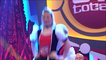 Cheerleaders kick and show upskirt on live tv