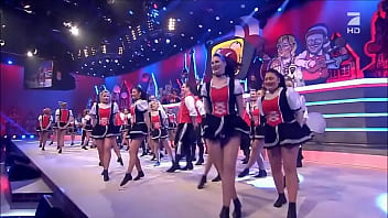 Cheerleaders kick and show upskirt on live tv