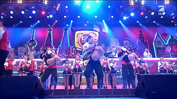 Cheerleaders kick and show upskirt on live tv