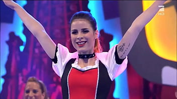 Cheerleaders kick and show upskirt on live tv