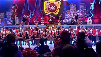 Cheerleaders kick and show upskirt on live tv