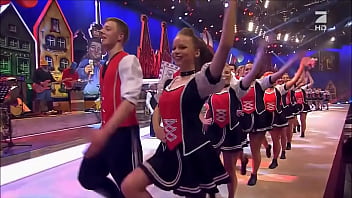 Cheerleaders kick and show upskirt on live tv