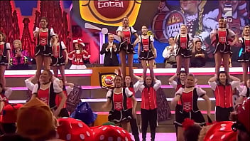 Cheerleaders kick and show upskirt on live tv