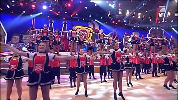 Cheerleaders kick and show upskirt on live tv