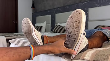 Primeira Vez Que Alguém Lambe Os Pés Desse Gringo thumbnail