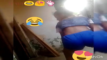 Chica bailando twerking en directo
