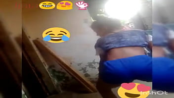 Chica bailando twerking en directo