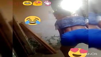 Chica bailando twerking en directo