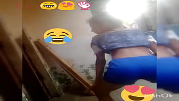 Chica bailando twerking en directo