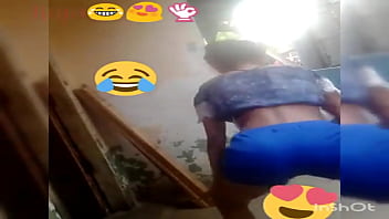 Chica bailando twerking en directo