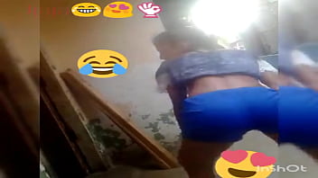 Chica bailando twerking en directo