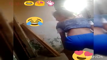 Chica bailando twerking en directo