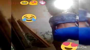 Chica bailando twerking en directo