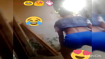 Chica bailando twerking en directo
