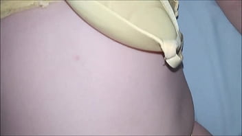 Esposa novinha gostosa tirando a calcinha amarela e levando rola na xoxota até encher de porra