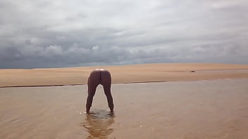 Peladinha lavando a bucetinha