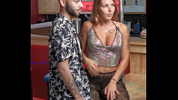 Retour sur les backstages du tournage dans un club libertin du camp naturiste