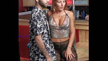 Retour sur les backstages du tournage dans un club libertin du camp naturiste