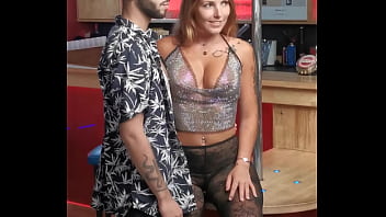 Retour sur les backstages du tournage dans un club libertin du camp naturiste