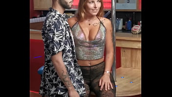 Retour sur les backstages du tournage dans un club libertin du camp naturiste