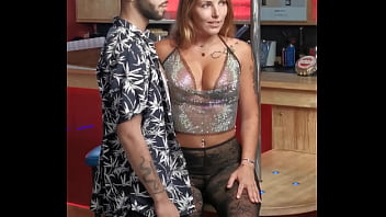 Retour sur les backstages du tournage dans un club libertin du camp naturiste