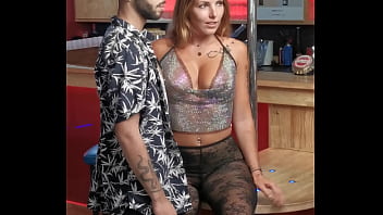 Retour sur les backstages du tournage dans un club libertin du camp naturiste