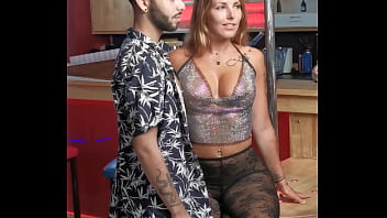 Retour sur les backstages du tournage dans un club libertin du camp naturiste