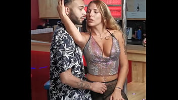 Retour sur les backstages du tournage dans un club libertin du camp naturiste