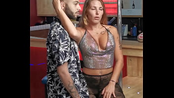 Retour sur les backstages du tournage dans un club libertin du camp naturiste