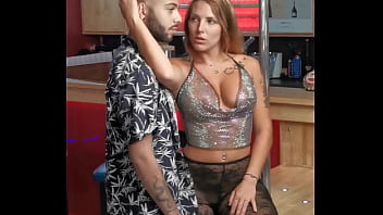 Retour sur les backstages du tournage dans un club libertin du camp naturiste