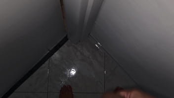 Figliastro guardone spia la in doccia e si sega cazzo duro e bagnato per la moglie del cornuto mamma in doccia