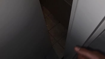 Figliastro guardone spia la in doccia e si sega cazzo duro e bagnato per la moglie del cornuto mamma in doccia