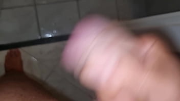 Figliastro guardone spia la in doccia e si sega cazzo duro e bagnato per la moglie del cornuto mamma in doccia