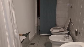 Figliastro guardone spia la in doccia e si sega cazzo duro e bagnato per la moglie del cornuto mamma in doccia